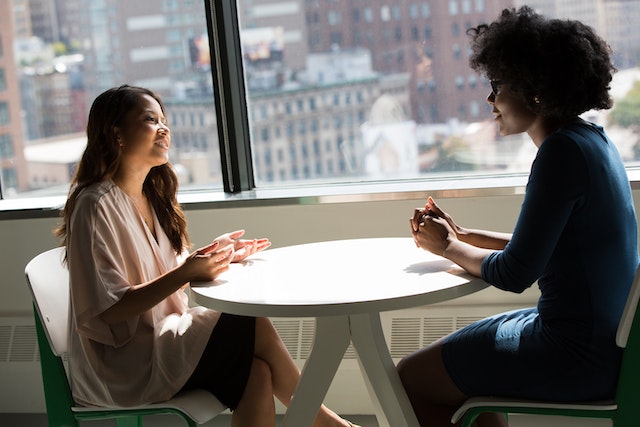 landlord-talking-to-a-tenant